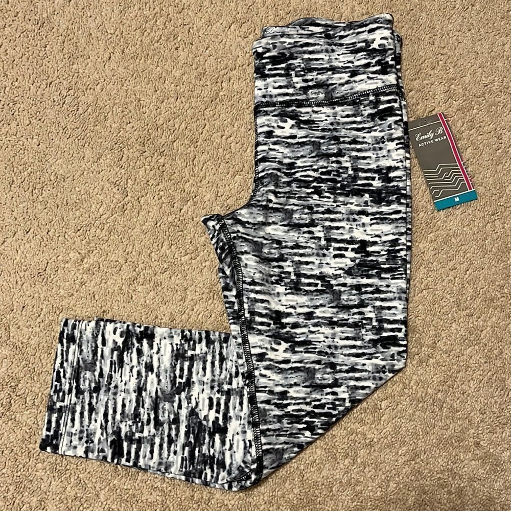 Emily B Size Medium Capri leggings